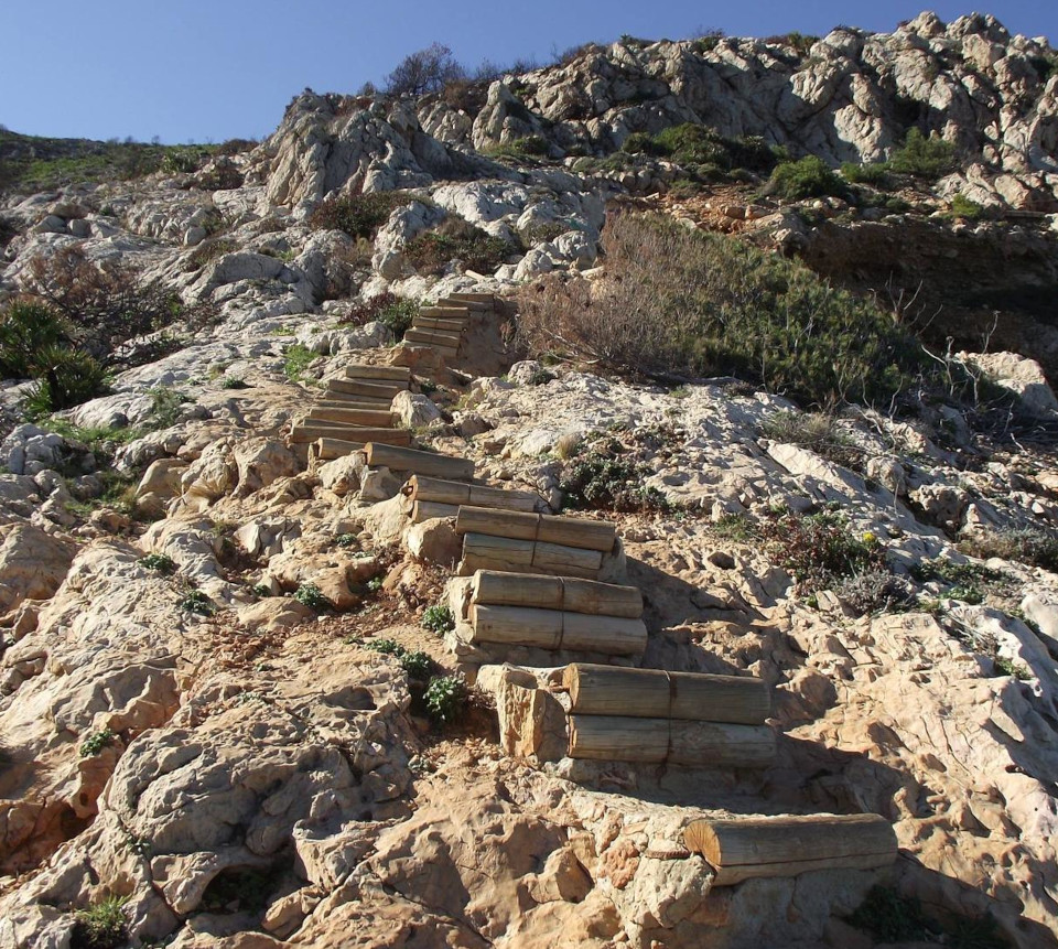 Cova Tallada: escalera por el acantilado