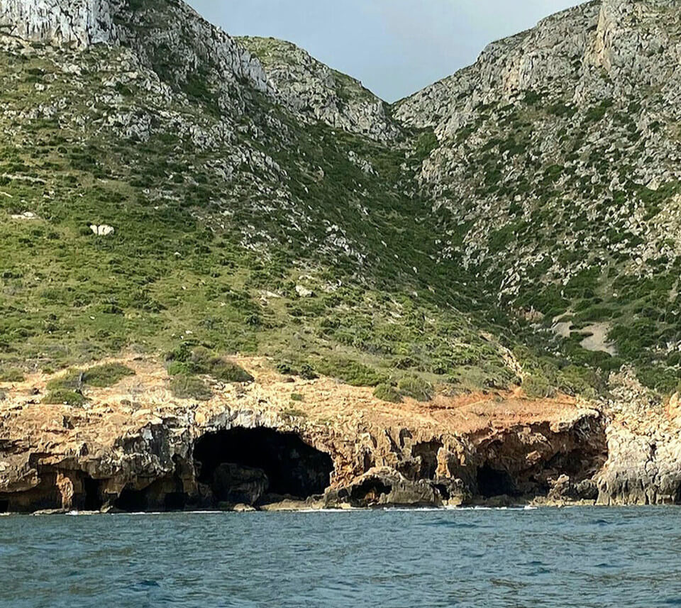 Cova Tallada vista desde el mar