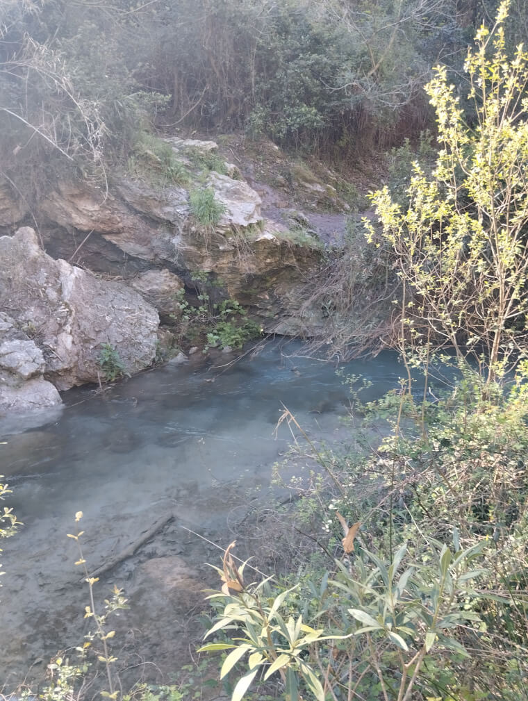 Agua cristalina del río Anna cerca de la cascada del salto